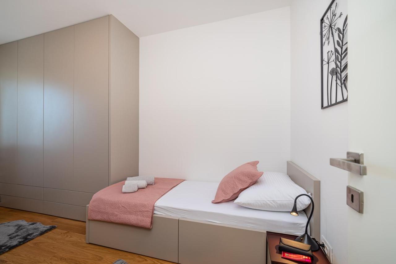 D-Apartment - With Garage And Balcony ザダル エクステリア 写真