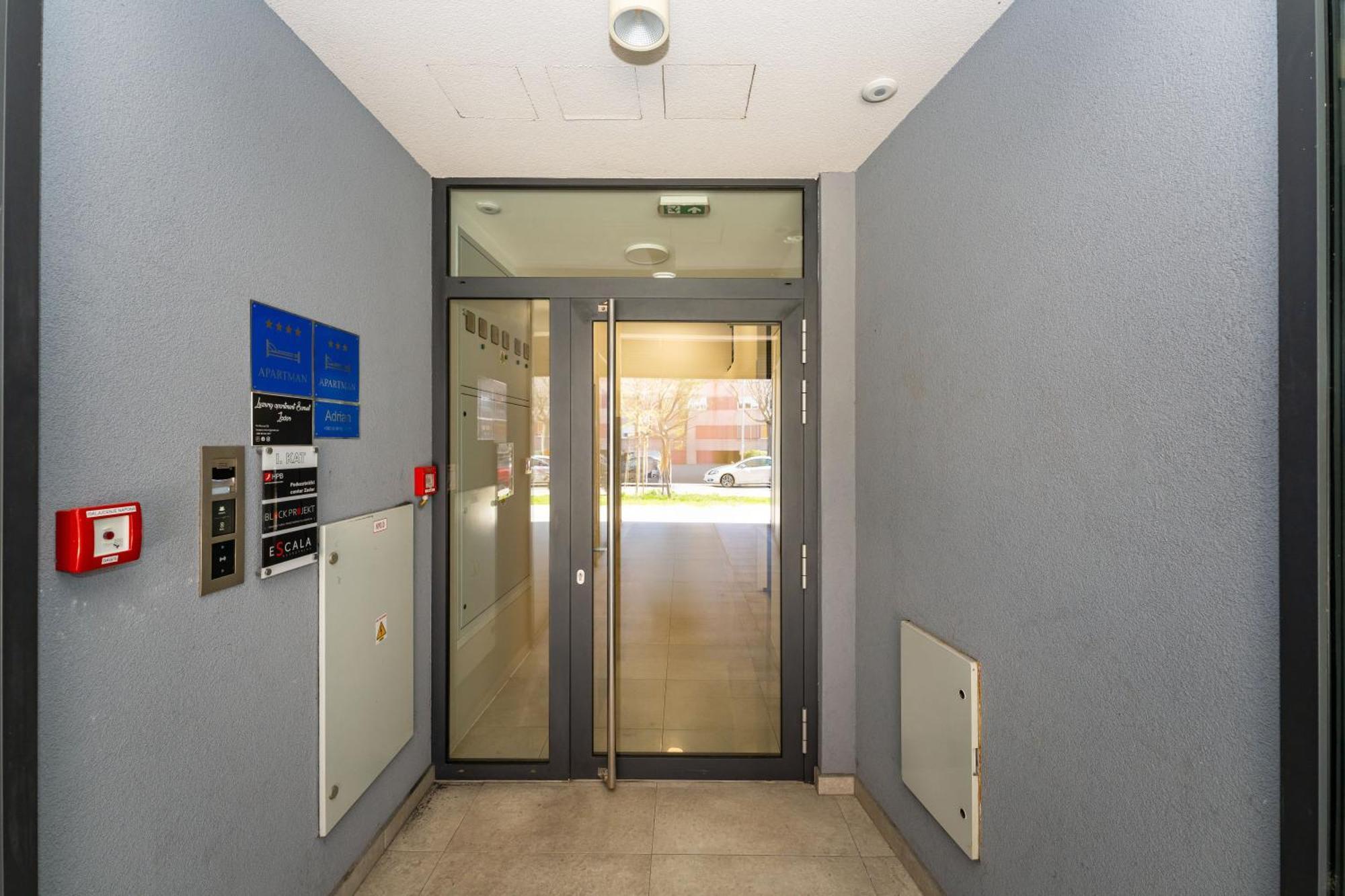D-Apartment - With Garage And Balcony ザダル エクステリア 写真